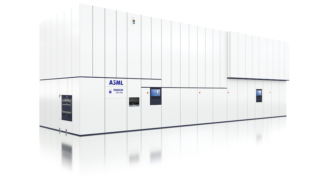 ASML TWINSCAN EXE:5200B — eine High-NA EUV-Lithografie-Maschine, freigestellt auf weißem Hintergrund